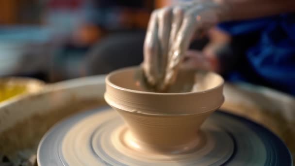 Doświadczony potter kształty produktu glina - jug - z ceramiki narzędzia. Zbliżenie na męskich rąk do pracy na potters wheel. Strzał z półproduktów przędzenia na jigger ceramiczny wazon — Wideo stockowe