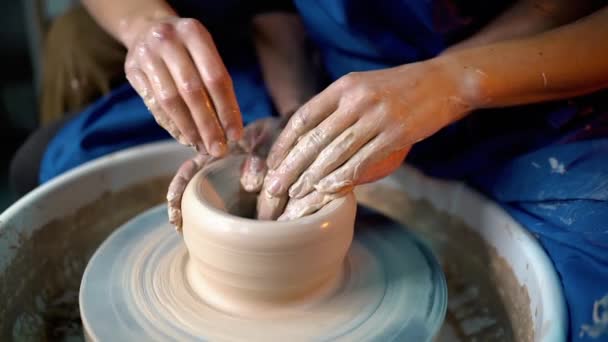 Processo de trabalho de homens trabalho na roda oleiros no estúdio de arte. O artesão desconhecido cria jarro. Concentre-se apenas nas mãos. Pequenos negócios, talento, invenção, conceito de inspiração. câmara lenta — Vídeo de Stock