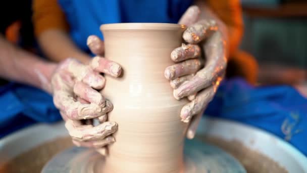 Hands of young couple in love making clay jug on potters wheel. Sensual footage of people on romantic date. Pottery training, artwork concept. Slow motion. — Stock Video