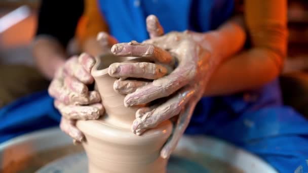Händerna på par raster lerkruka på keramiker hjul. Kul, lycka, glädjefylld dag. Sensuella bilder av människor i romantisk atmosfär. Keramik utbildning, konstverk koncept. — Stockvideo
