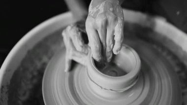 Sanatçı eller, doğru yavaşça oluşturma hangi el yapımı çamurdan şeklinde çalışır. Geleneksel çanak çömlek yapımı, öğretmen Sanat Atölyesi seramik temelleri gösterilmektedir. Siyah ve beyaz.