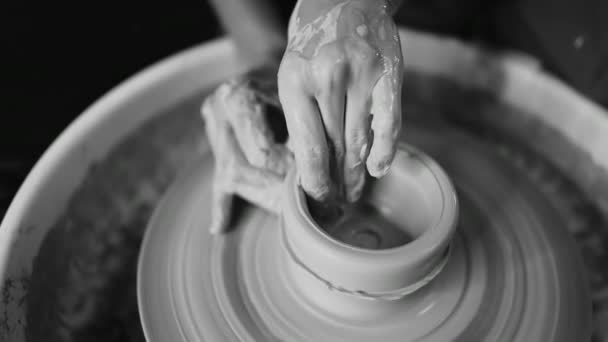 Kunstenaar werkt handen, handmade welke zachtjes maken correct gevormd uit klei. Traditionele aardewerk maken, leraar wordt uitgelegd hoe het aardewerk in het kunstatelier. Zwart-wit. — Stockvideo