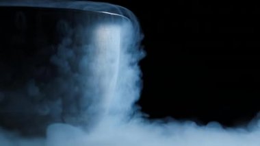 Metal kase sürüngenler düz koyu yüzey boyunca sıvı azot dan Buhar. Yoğun duman ve yer üstünde buhar. Güzel arka plan. Kopya alanı.