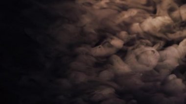 Sıvı azot sürüngenler düz koyu yüzey boyunca gelen buhar. Yoğun duman ve yer üstünde buhar. Güzel arka plan