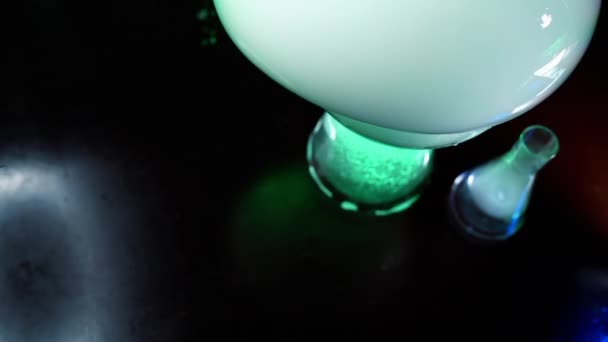 Hermosa reacción química con burbuja que estalla y libera mucho vapor en luz de color neón. Concepto de pruebas de química demostración y experimentos. Edutainment — Vídeo de stock