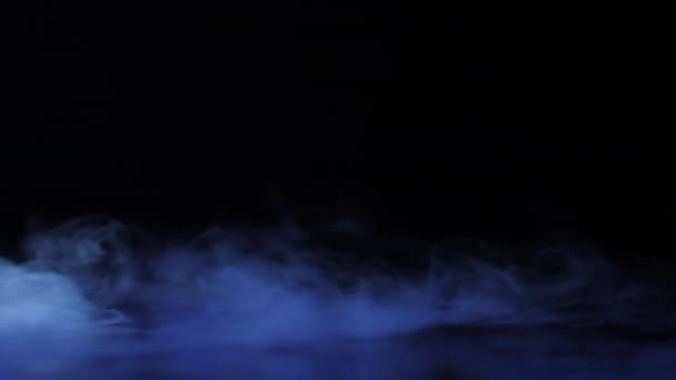 Vapor de nitrógeno líquido se arrastra a lo largo de la superficie plana oscura. Humo pesado y vapor sobre el suelo. Hermoso fondo abstracto. Copiar espacio — Vídeo de stock