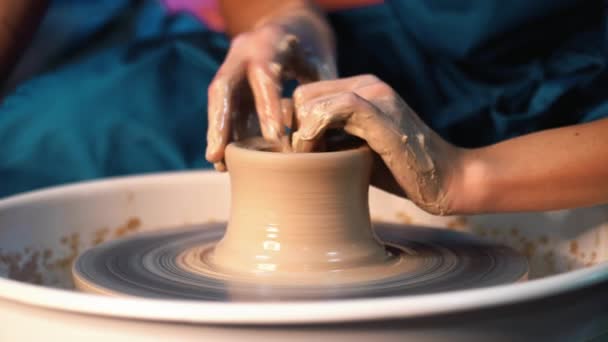 Arbetar process av mans arbete på keramiker hjul i art studio. Okända hantverkare skapar kannan. Fokusera på händerna bara. Småföretag, talang, uppfinning, inspiration koncept. — Stockvideo