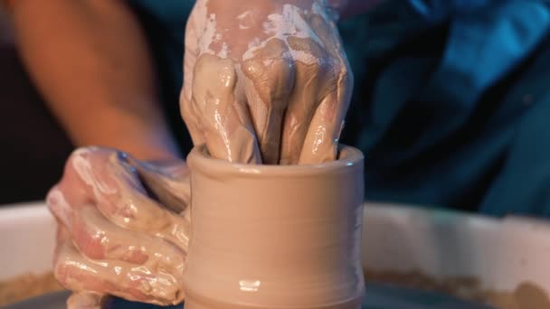 Arbetar process av mans arbete på keramiker hjul i art studio. Okända hantverkare skapar kannan. Fokusera på händerna bara. Småföretag, talang, uppfinning, inspiration koncept. — Stockvideo