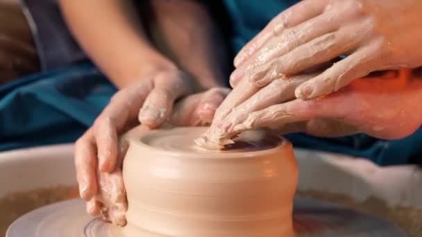 Händerna på unga par i kärlek gör lerkruka på keramiker hjul. Sensuella bilder av människor på romantisk datum. Keramik utbildning, konstverk koncept. — Stockvideo