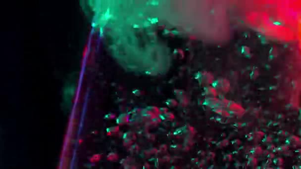 solution chimique bout dans une fiole en verre avec une belle lumière au néon de couleur. Divertissement. Concept d'essais chimiques démonstration et expériences .