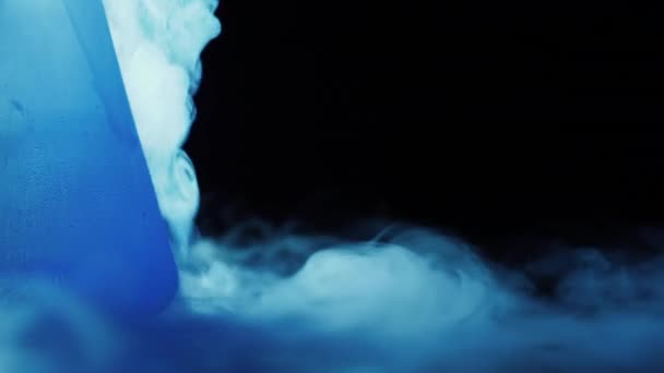 Frío frasco azul con nitrógeno líquido sobre fondo negro. Concepto de experimentos y ensayos químicos. Edutainment. Copiar espacio. 4k . — Vídeos de Stock