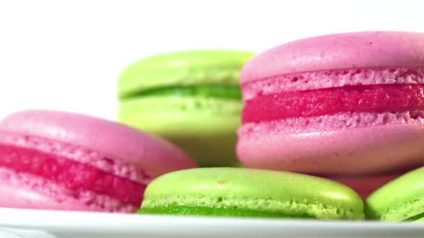 Színes macaroons forgatható, horizontális nézetben. Főzés, élelmiszer és sütés, cukrászda koncepció. Francia makaróni-habcsók, ganache vagy vajkrém tölteléket tartalmazó cookie. — Stock videók