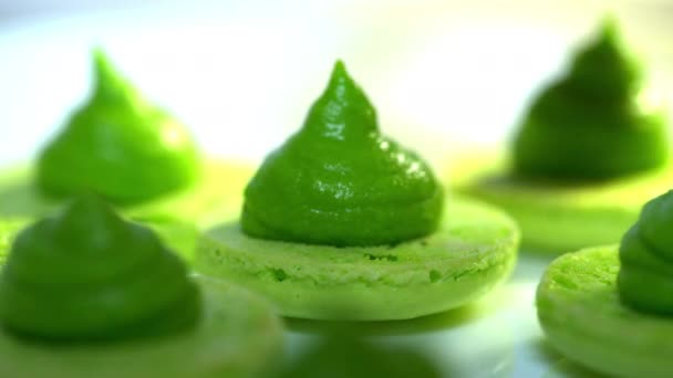 Σεφ που συνδέει τα δύο μισά από πράσινα αμυγδαλωτά φιστικιών με κρέμα. Μακαρόν-νόστιμο και όμορφο γαλλικό επιδόρπιο. Μαγείρεμα, φαγητό και ψήσιμο, ιδέα ζαχαροπλαστείο. 4K — Αρχείο Βίντεο