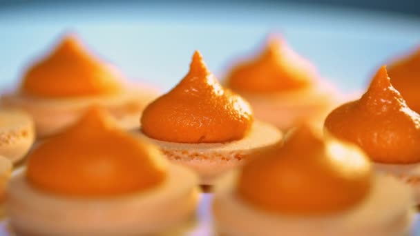 Caramel macarons isolés gâteau tournant. Macarons français - biscuits meringues à la ganache ou à la crème au beurre. Cuisine, cuisine et pâtisserie, concept de pâtisserie . — Video