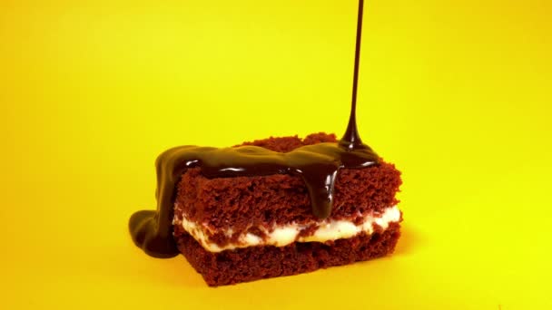 Čokoládová poleva poleva na sušenky dort dezert na žlutém podkladu. Sladká dekorace. Vaření, jídlo a pečení, pečivo prodejního konceptu.