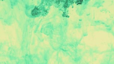 Suda mürekkep. soyut bulut formasyonları oluşturma suya tepki sparkles parlayan ile mavi boya. Geçişler, modern projeler, sanat arka planlar, yaratıcı twist ile bir şey ekledi olarak kullanılabilir