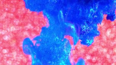 Su üzerinde pembe pırıltılar mavi mürekkeple. Glitter boya soyut bulut formasyonları oluşturma tepki. Arka plan parlayan. Geçişler, modern projeler için eklendi olarak kullanılabilir.