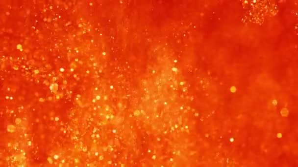 Tinta dourada em água em vermelho. Tinta Glitter reagindo criando formações de nuvens abstratas. Brilhantes brilhos. Pode ser usado como transições, adicionado a projetos modernos, fundos de arte . — Vídeo de Stock