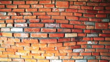 Fotoğraf makinesi hacimsel tuğla duvarı boyunca slaytlar. Çatı ve yaratıcı inşaat kavramı çalışır. Kamera sağdan sola taşır. Ağır çekim