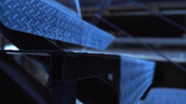 Slayt metal merdiven adımları vurdu. Görünümü kapatın.