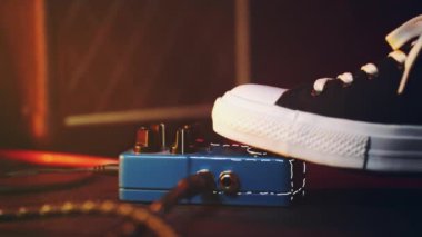 El çizim müzik video etkisi. Karalama. Üzerinde farklı sesler için dokunarak gitar pedal ve müzisyenler ayak. Gitar pedal ve Oda kayıt içinde footswitch