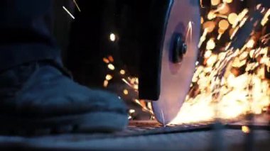 Kaynakçı taşlama yakın çekim çelik ve demir modern ekipman kullanarak akıcı hale getirir. Sanayi üretimi, Anahtar Kilit Hizmetleri sanayi kavramı. Tekerlek taşlama kıvılcım. Ağır çekim.