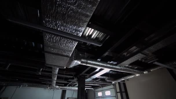 Interior moderno con ventilación abierta y comunicaciones eléctricas en el techo. Movimiento lento — Vídeo de stock