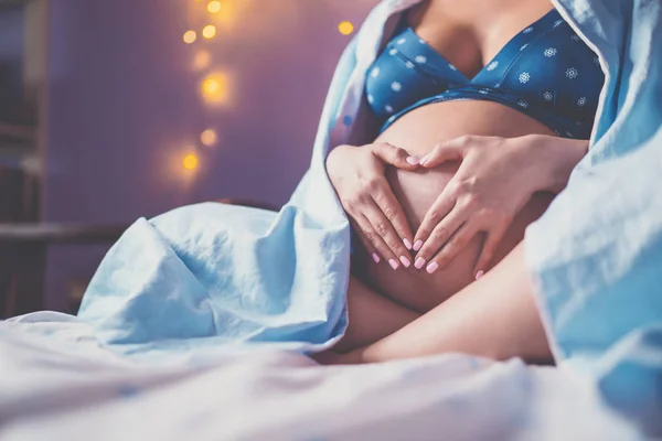 Αγνώριστος έγκυος γυναίκα που κρατώντας την κοιλιά της στο σπίτι — Φωτογραφία Αρχείου