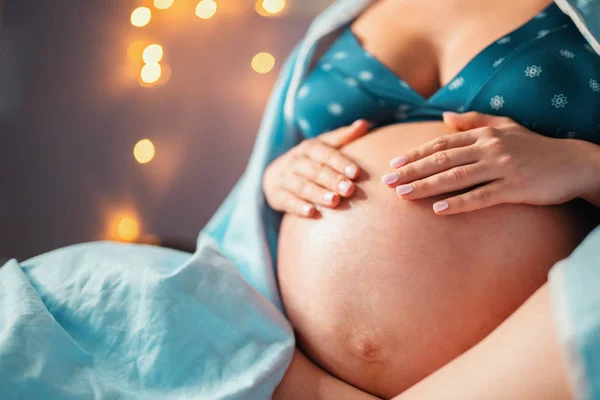 Αγνώριστος έγκυος γυναίκα που κρατώντας την κοιλιά της στο σπίτι — Φωτογραφία Αρχείου