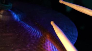 Davul sopaları Crash ziller yakın yukarı hits. Yan görünüm, Neon Pembe ve mavi renkli ışık. Yavaş hareket. Müzik konsepti
