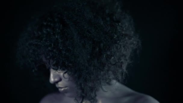 Zwart-wit portret van Afro meisje. Verleidelijke vrouw met een perfecte make-up en krullend kapsel te kijken naar de camera en glimlachen. Glamour, mode, model concept. — Stockvideo