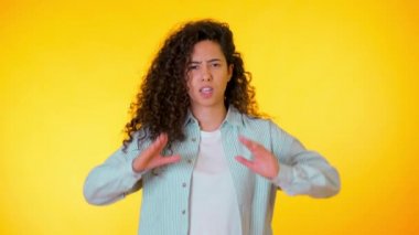 Öfkeli kızgın kadın hiçbir stop demek için el yükselterek. Şüpheci ve güvenilmez bir görünüm, birine kızgın hissediyorum. İspanyol kız yüz ifadeleri, duygular, duygular. Vücut dili.