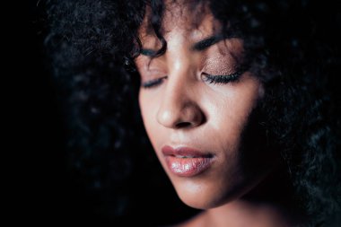 Afro kız portresi. Mükemmel makyaj ve gülümseyen kıvırcık saç ile cazip kadın. Glamour, moda, model, sağlıklı cilt kavramı. Boşluk Kopyala.