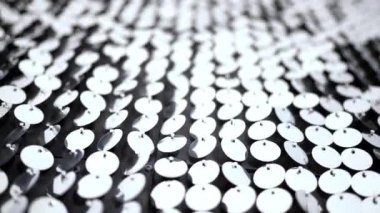 Gümüş payetler köpüklü yansıtıcı arka plan. Soyut kinetik glitter duvar hareketli. Gece kulübü dekorasyonu. Geçiş olarak kullanılabilir, modern projelere, sanat arka planlara eklenebilir.