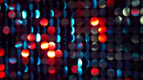 Paillettes rouges et bleues fond réfléchissant étincelant. Mur pailleté cinétique abstrait en mouvement. Décoration de boîte de nuit. Peut être utilisé comme transitions, ajouté à des projets modernes, milieux artistiques . — Video