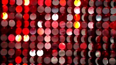 Kırmızı payetler köpüklü yansıtıcı arka plan. Soyut kinetik glitter duvar hareketli. Gece kulübü dekorasyonu. Geçiş olarak kullanılabilir, modern projelere, sanat arka planlara eklenebilir.