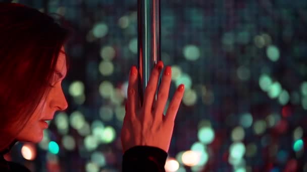 Frau tanzt mit Pylone. Mädchen legt ihre Hand auf die Stange und beginnt ihren sexy Tanz in einem Nachtclub oder Studio für Männer — Stockvideo