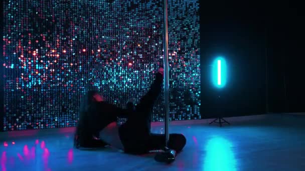 Lockande kvinna med långt hår dansa med pylone på lysande vacker vägg bakgrund. Sexig rörliga. Konst, Dans, sport Concept — Stockvideo