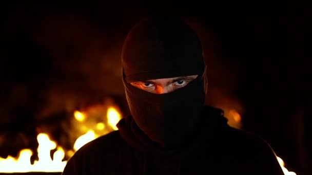 夜にバリケードを燃やすことに対してマスクで抗議活動家の肖像画。ストライキ、政治的対立、対立の概念. — ストック動画