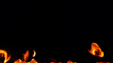 Siyah arka planda izole edilmiş kırmızı ateşi tutuşturmak. Detaylı gerçek alevler dilleri. Cadılar Bayramı, sıcak yanan cehennem, cehennem konsepti. Yavaş çekim