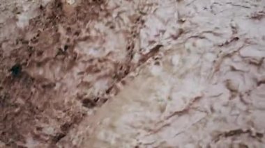 Yağmur veya kasırgadan sonra sel. Kirli kahverengi güçlü su nehre fışkıran. Görüntüleri kapat