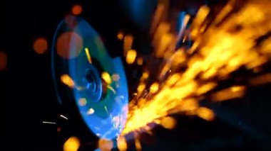 Daire testere kullanarak inşaat bitki testere metal görevli close-up. Sanayi üretimi, Anahtar Kilit Hizmetleri sanayi kavramı. Tekerlek taşlama kıvılcım. 