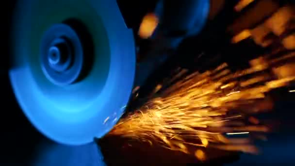 Närbild av svetsare slipning jämnar stål och järn med hjälp av modern utrustning. Industriproduktion, låssmed industri koncept. Gnistor från slipskiva. — Stockvideo