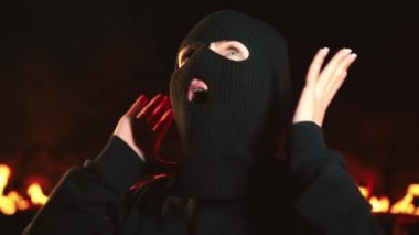 Panik. Yanan barikatlara karşı maskeli protestocu aktivistportresi