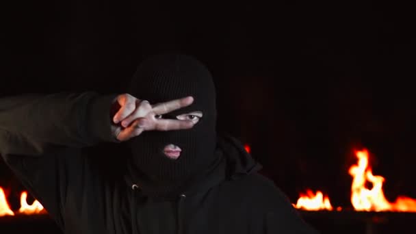 Retrato de dança ultras homem em balaclava contra de fogo de noite ardente — Vídeo de Stock