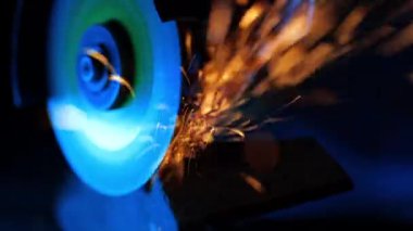 İnşaat fabrikasında ki işçinin dairesel testere ile metal testereleri ile yakın çekim. 