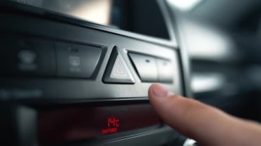 Tanınmayan adamın parmağı alarm düğmesine basıyor - arabada acil durum sinyali.
