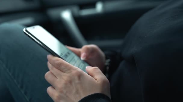 Kezében lány mobiltelefonnal-okostelefon ülve az autóban. Technológiai koncepció. — Stock videók