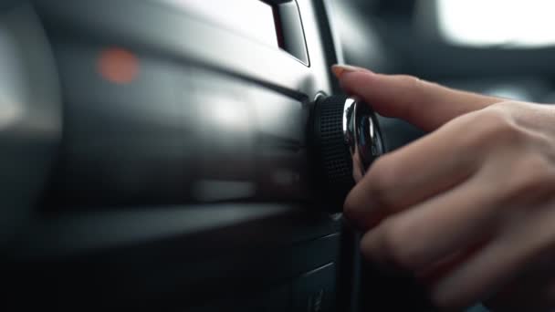 Női kéz beállítja a hőmérsékletet az autóban — Stock videók