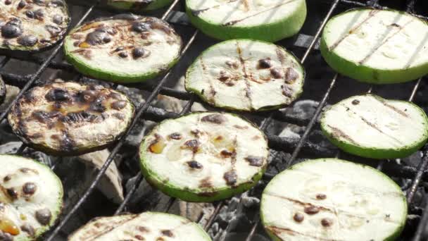 Verse courgette plakjes grillen op een barbecue — Stockvideo